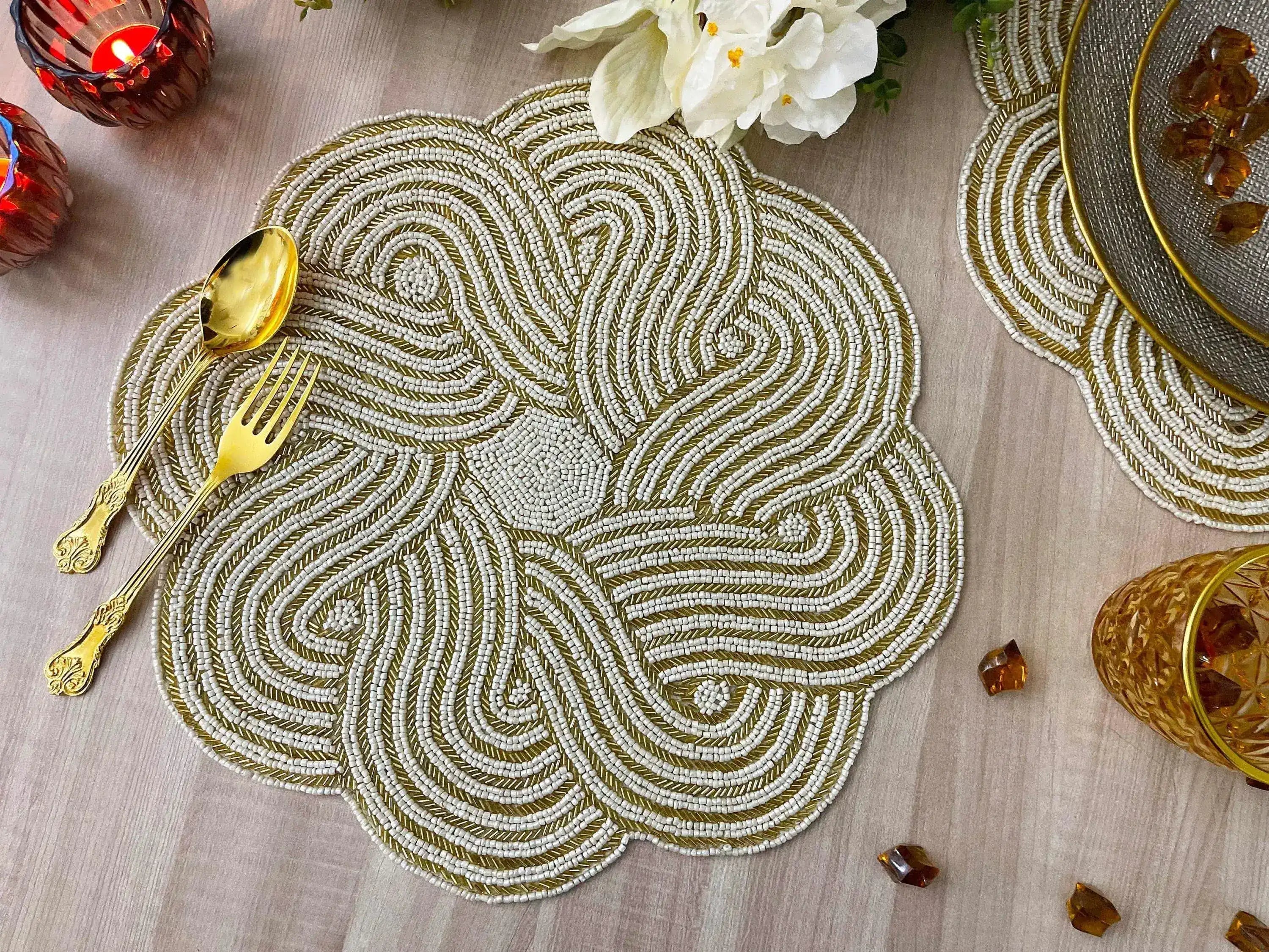 Intertwined Scallop Round Beaded Placemat - Gold/White